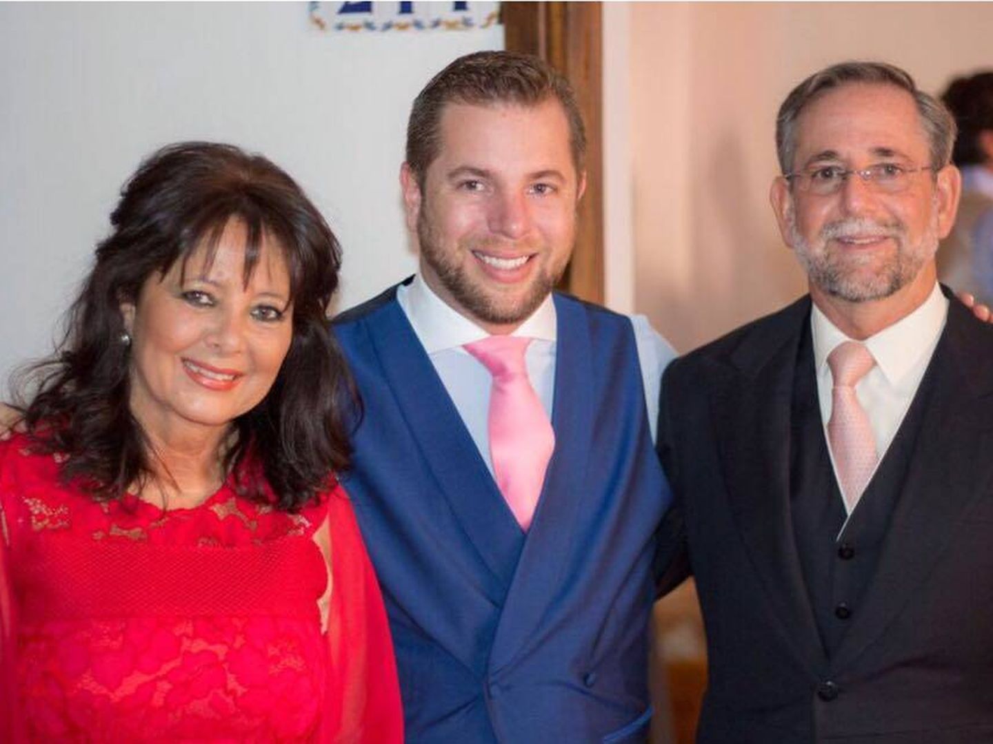 Myriam de la Sierra con su hermano Juan y su hijo en la boda de este. 