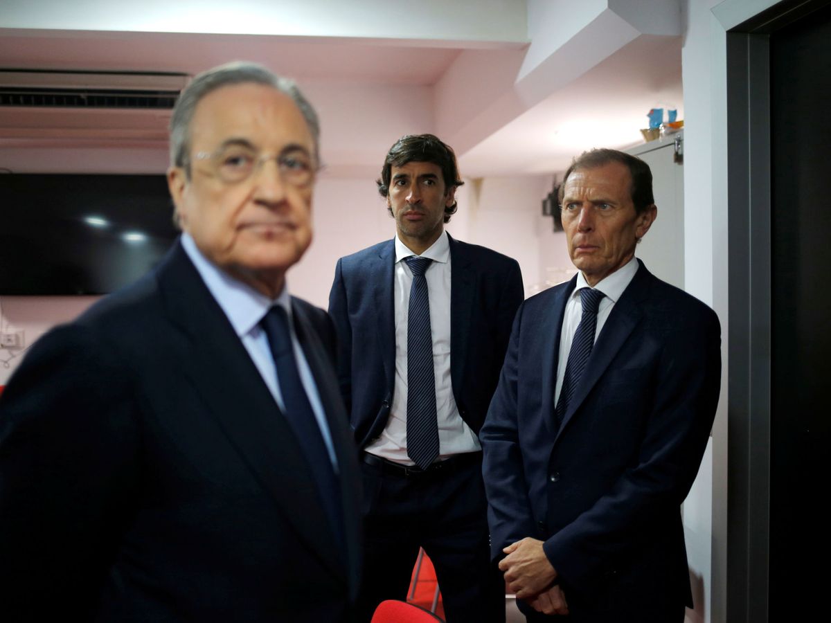 Foto: Florentino Pérez, junto a Raúl González y Emilio Butragueño. (REUTERS)