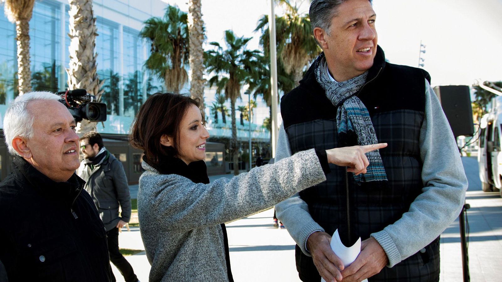 Foto: El candidato del PP, Xavier García Albiol, presenta su imagen de campaña junto a los dos y tres, Andrea Levy y Santi Rodríguez, el pasado 3 de diciembre en Barcelona. (EFE)