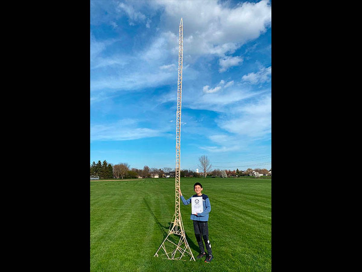 Foto: Eric posa feliz con su construcción de 6,15 metros (Guinness World Records) 