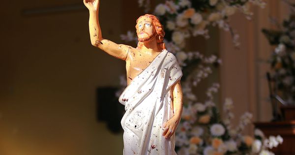 Foto: Una estatua de Jesucristo con restos de sangre tras el atentado con bomba en la iglesia de Negombo, en Sri Lanka. (Reuters)
