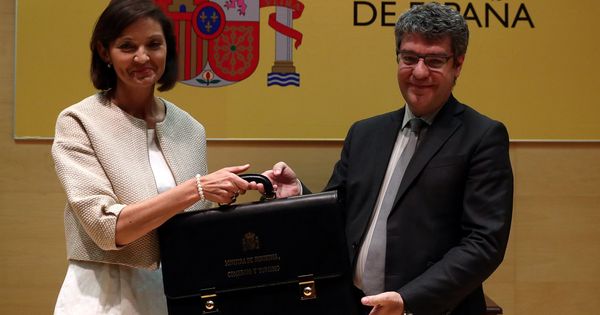 Foto: La nueva ministra de Industria, Reyes Maroto, toma posesión de manos del ministro Álvaro Nadal. (Reuters)