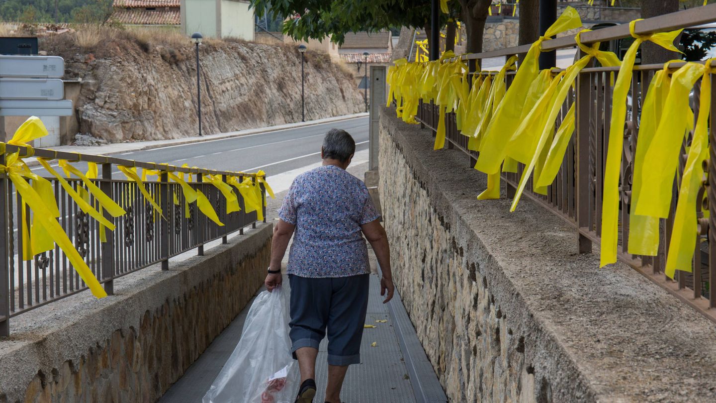 Una mujer camina rodeada de lazos amarillos en Vandellós (Tarragona). (D.B.)