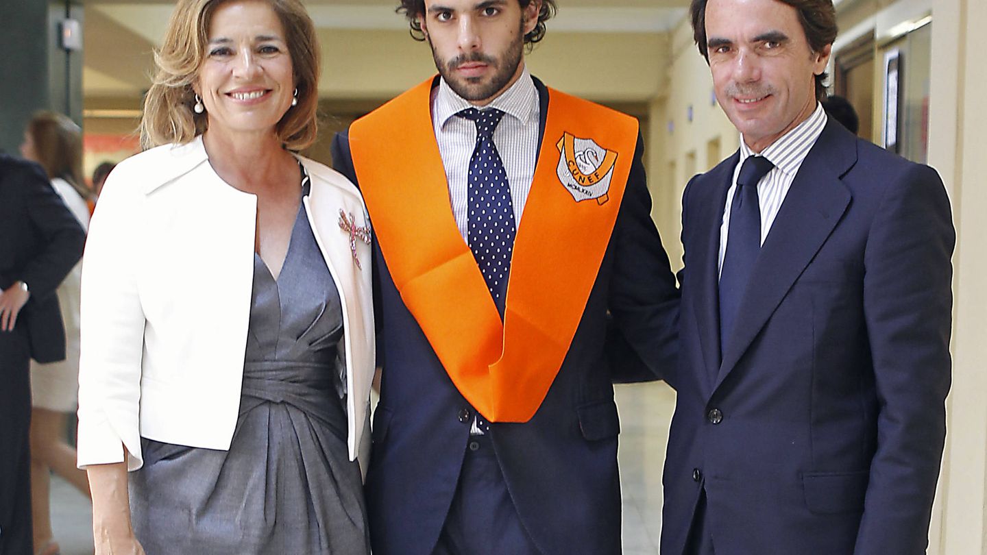 Los Aznar con su hijo Alonso. (Gtres)