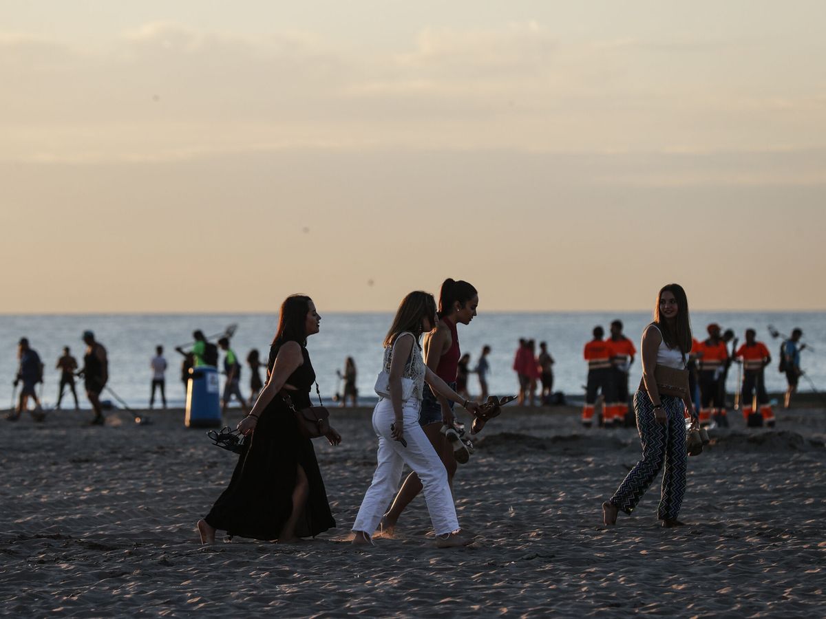 Foto: Varias jóvenes paseando por una playa de Valencia. (EFE/Manuel Bruque)