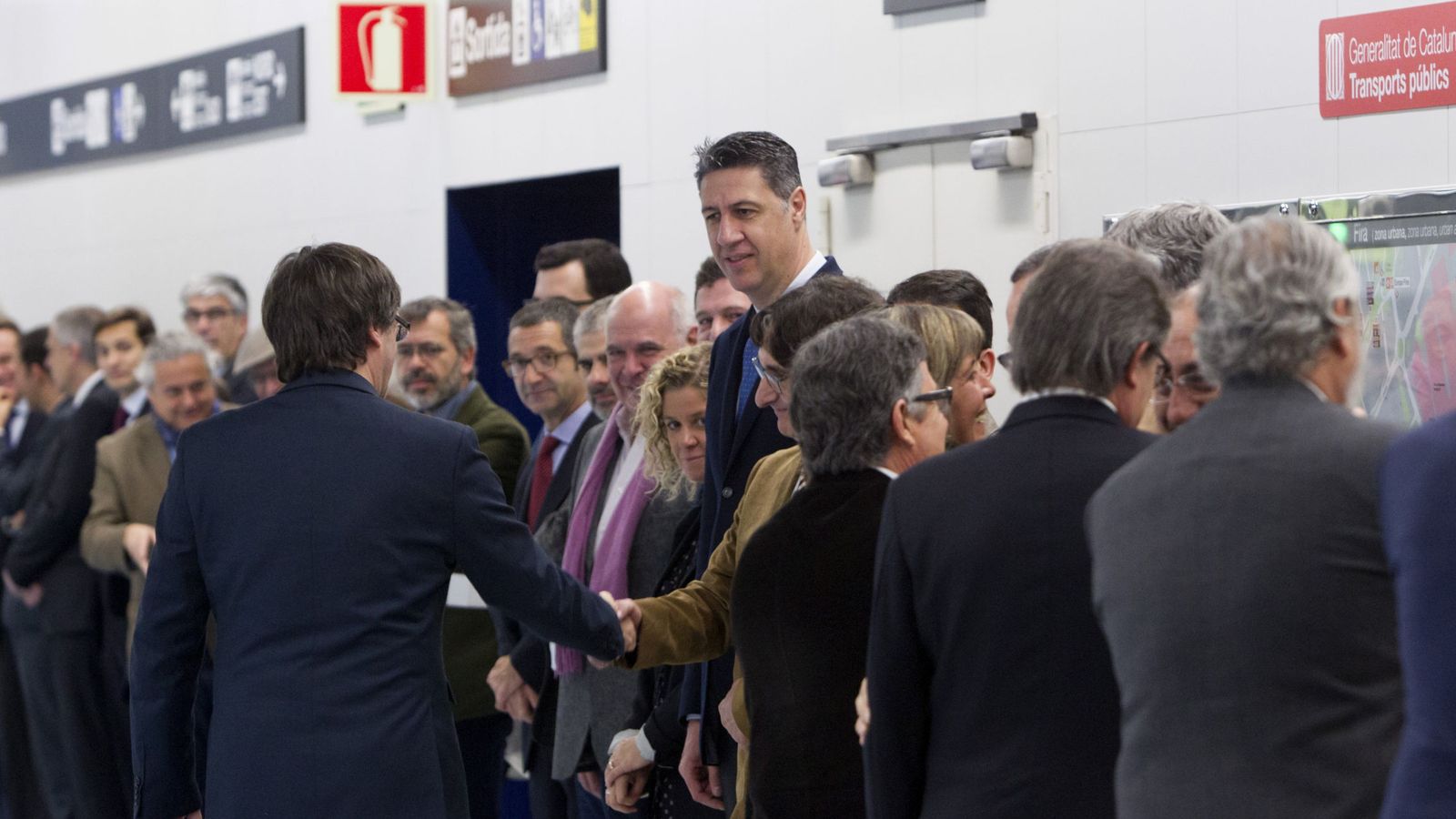 Foto: El presidente del PP en Cataluña, Xavier García Albiol, junto a Puigdemont en la inauguración de la línea 9 de metro. (Efe) 