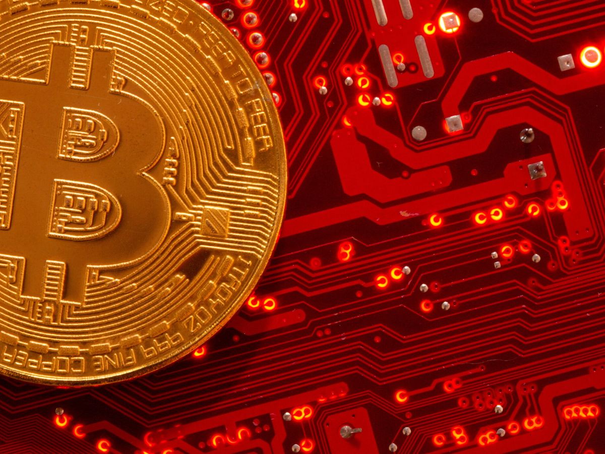Foto: Ilustración de Bitcoin (Reuters/Dado Ruvic)