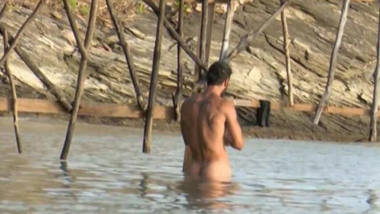 Jorge Pérez, desnudo en 'Supervivientes'. (Telecinco)