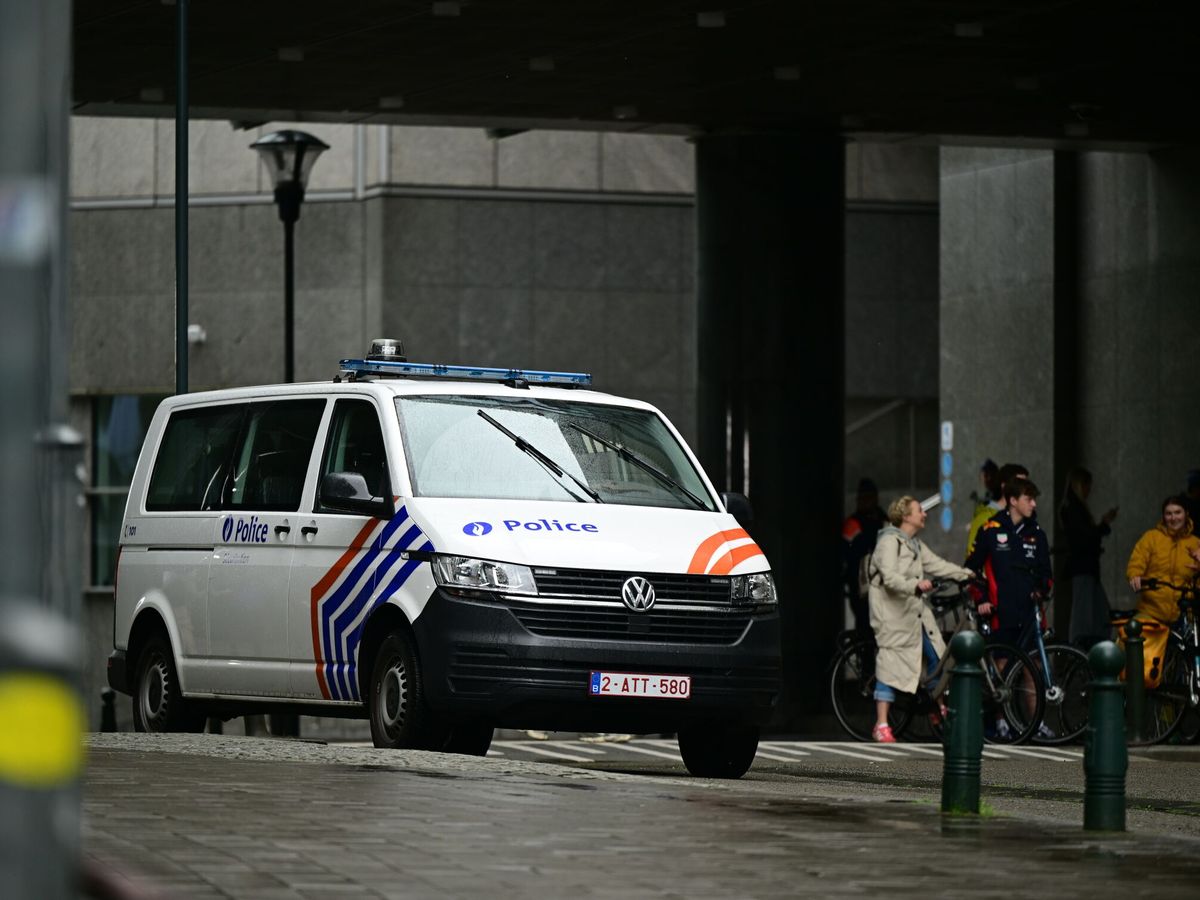 Foto: La Policía belga, durante un registro en el Parlamento Europeo. (Europa Press/Laurie Dieffembacq)