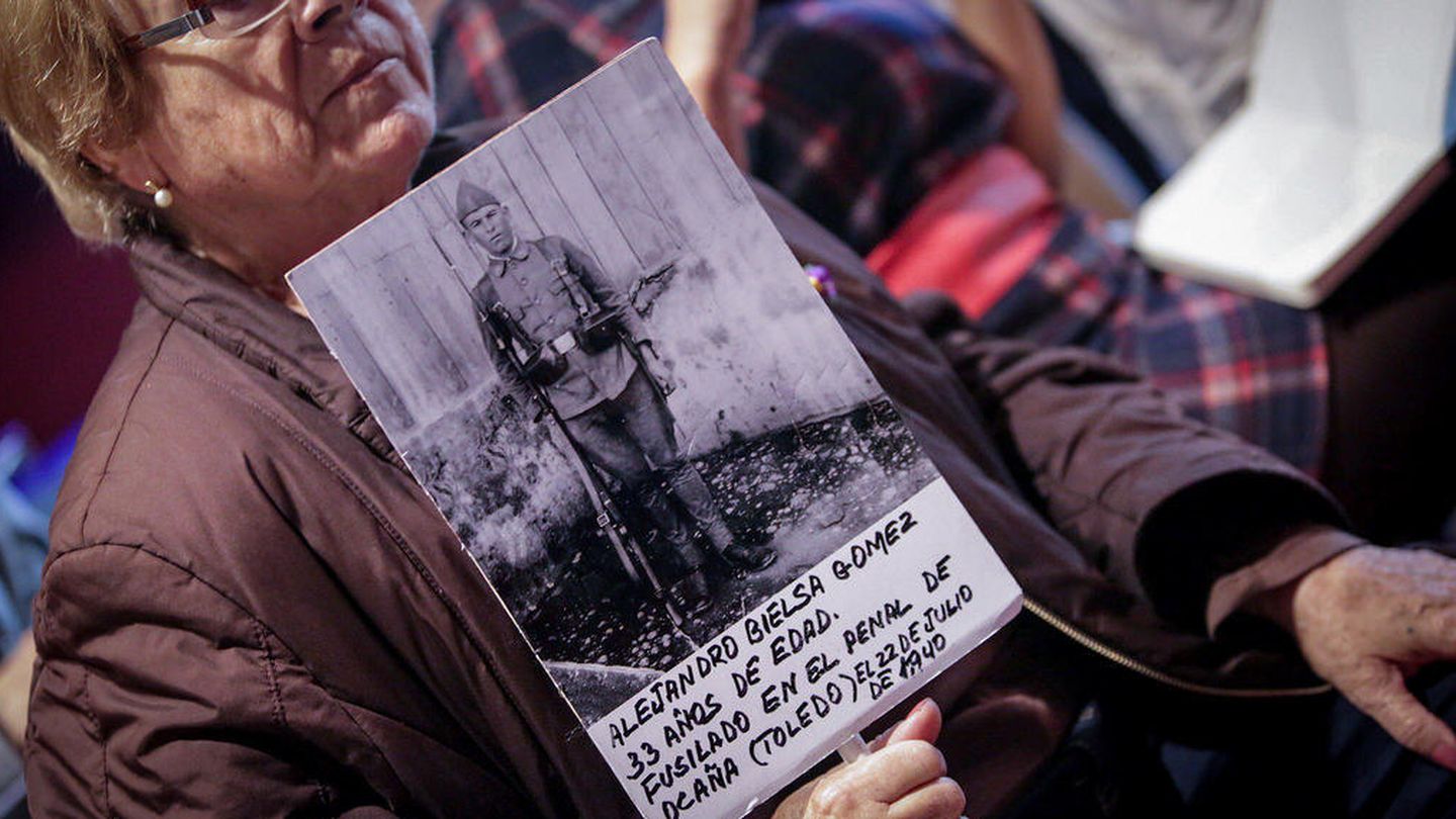 Una mujer sostiene la foto de un fusilado por el franquismo. (José Camó)