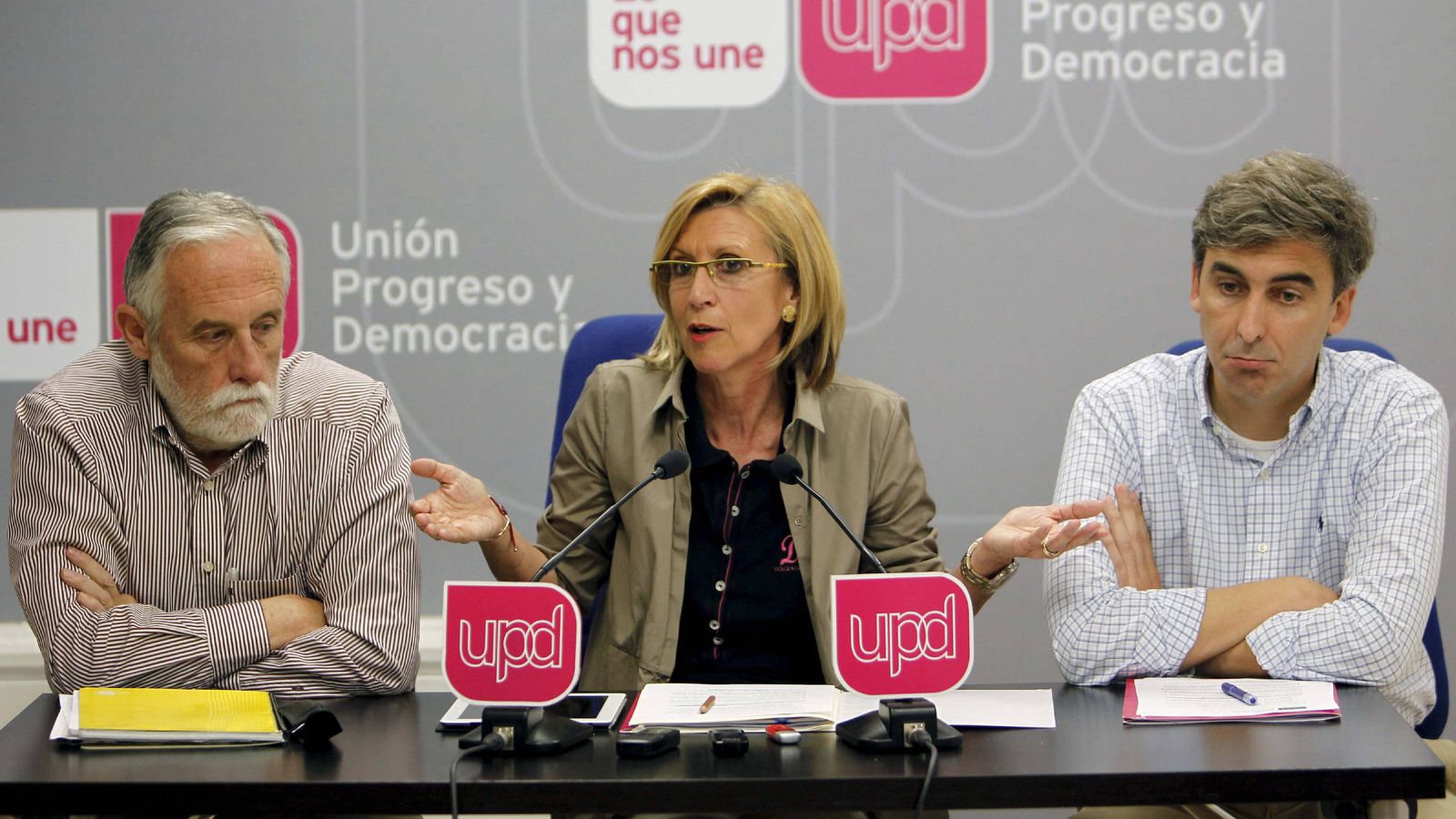 Foto: El portavoz de UPyD en la Asamblea de Madrid, Luis de Velasco, a la izquierda, junto a Rosa Díez y David Ortega. (efe)