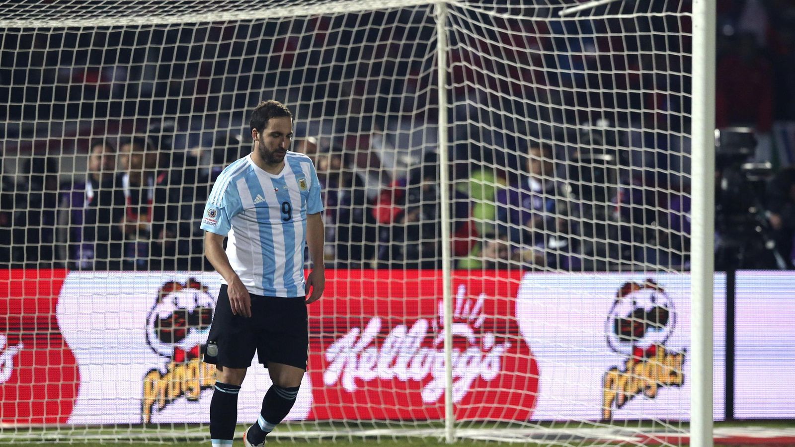 Foto: Higuaín, tras fallar en la tanda de los penaltis de la final de la Copa América (EFE)