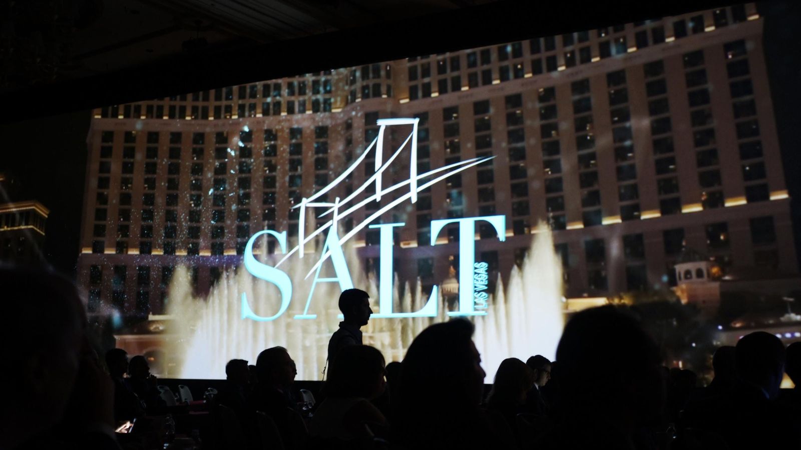 Foto: Pantalla de video en la inauguración de las conferencias de 'hedge funds' SALT en Las vegas. (Reuters)
