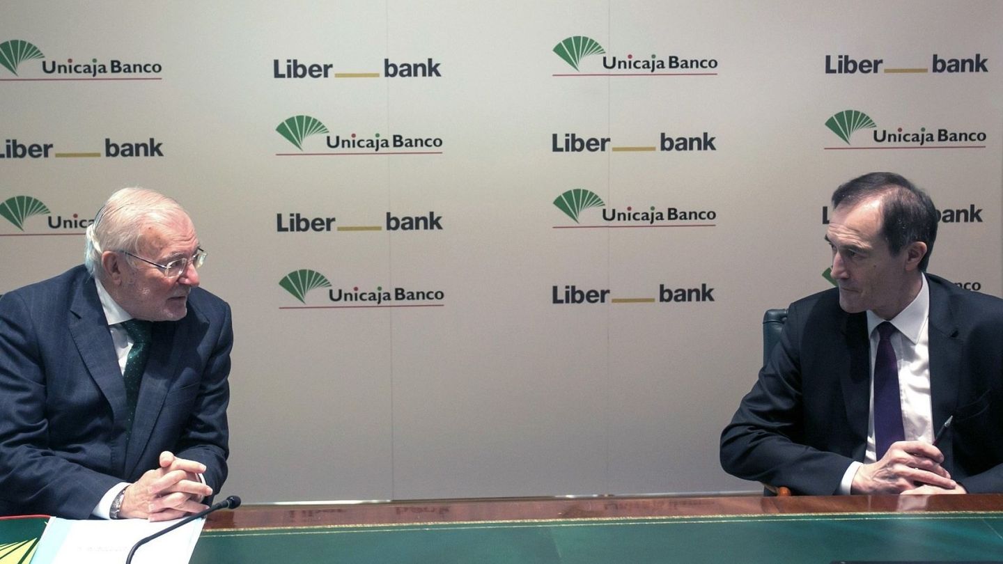 El presidente de Unicaja Banco junto con el consejero delegado de Liberbank. (Unicaja)