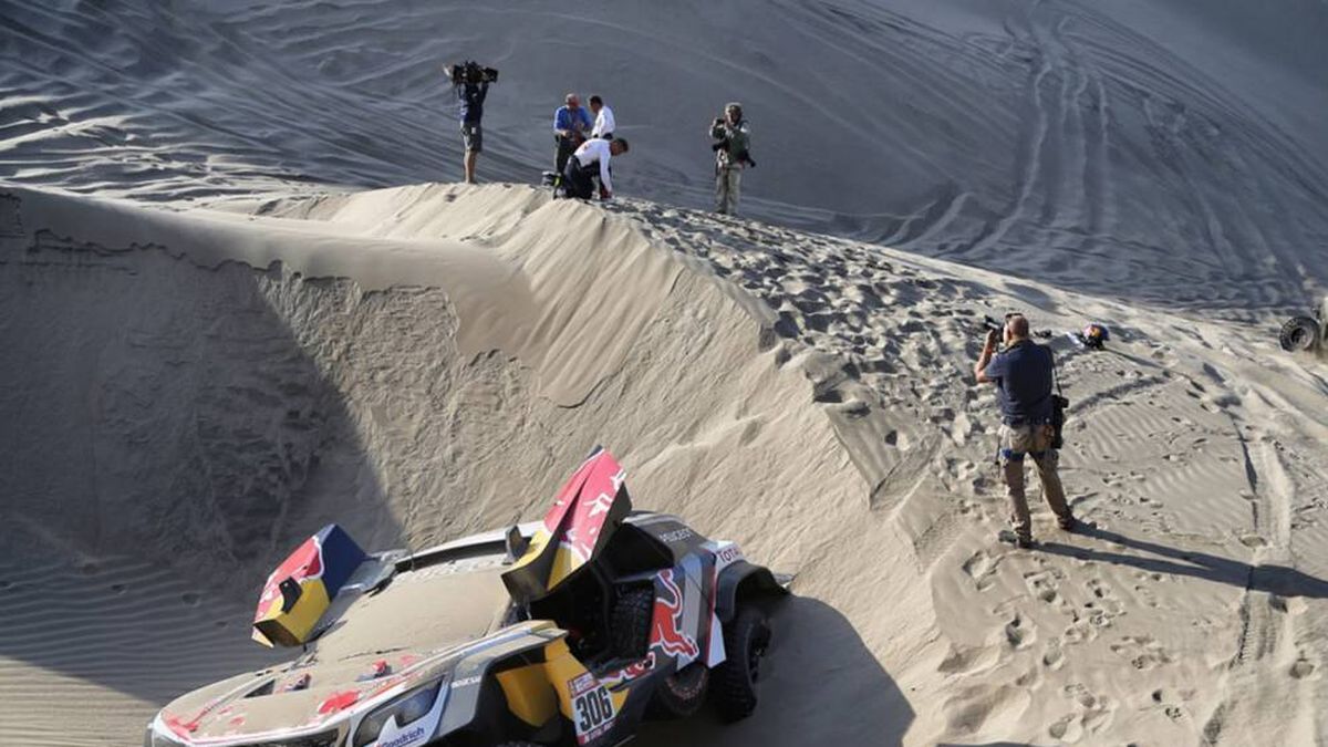 El Dakar sigue paseando su guadaña: ahora le tocó a Loeb (para el bien de Sainz)