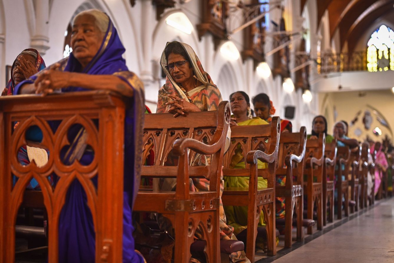 Cristianos rezan en una catedral en Chennai (India) (EFE/Idrees Mohamed)