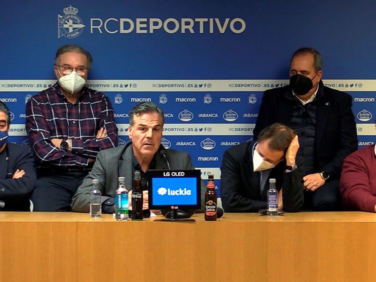 Foto: Fernando Vidal y los directivos anuncian su cese de la cúpula del Deportivo. (Efe)