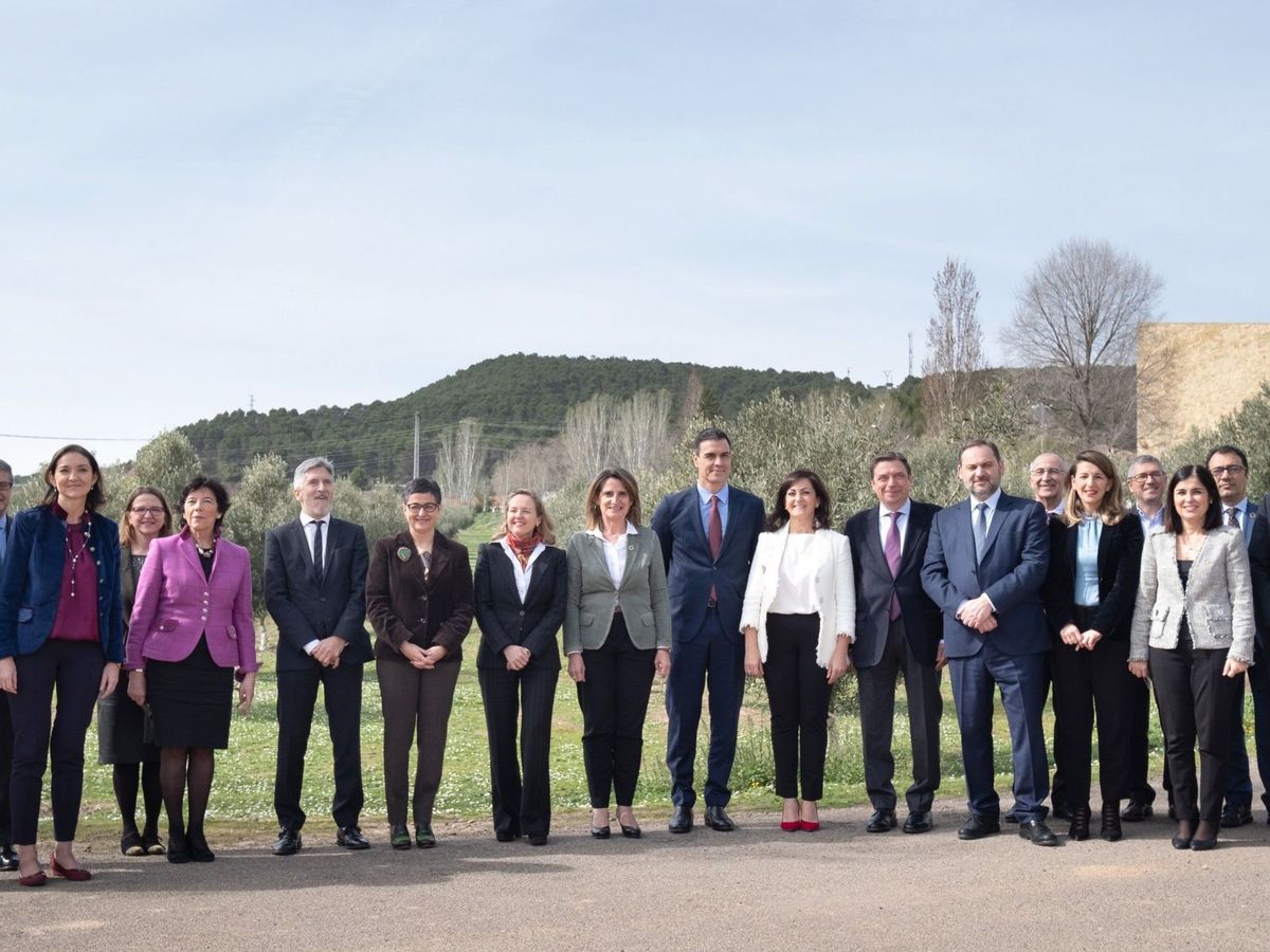 Foto: Pedro Sánchez y la presidenta de La Rioja, Concha Andreu, con 12 ministros del Gobierno, este 28 de febrero en la bodega de La Grajera. (EFE)