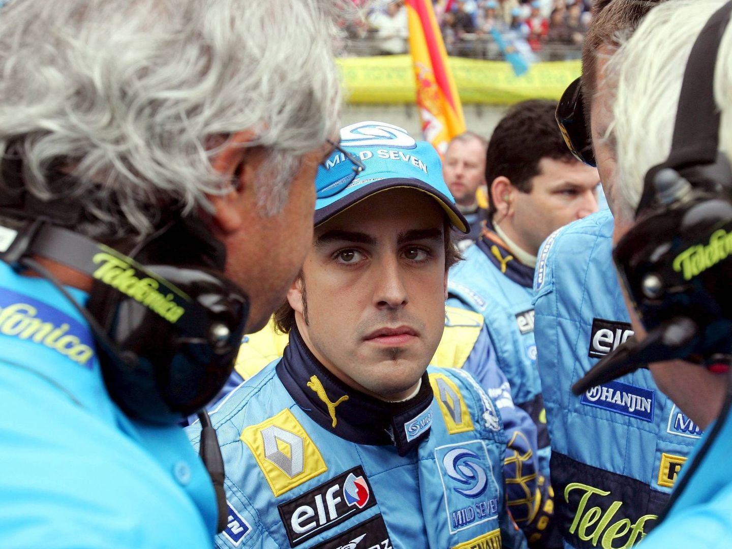 Ya desde los tiempos de Renault, Alonso repartía su bonus con los mecánicos (EFE)