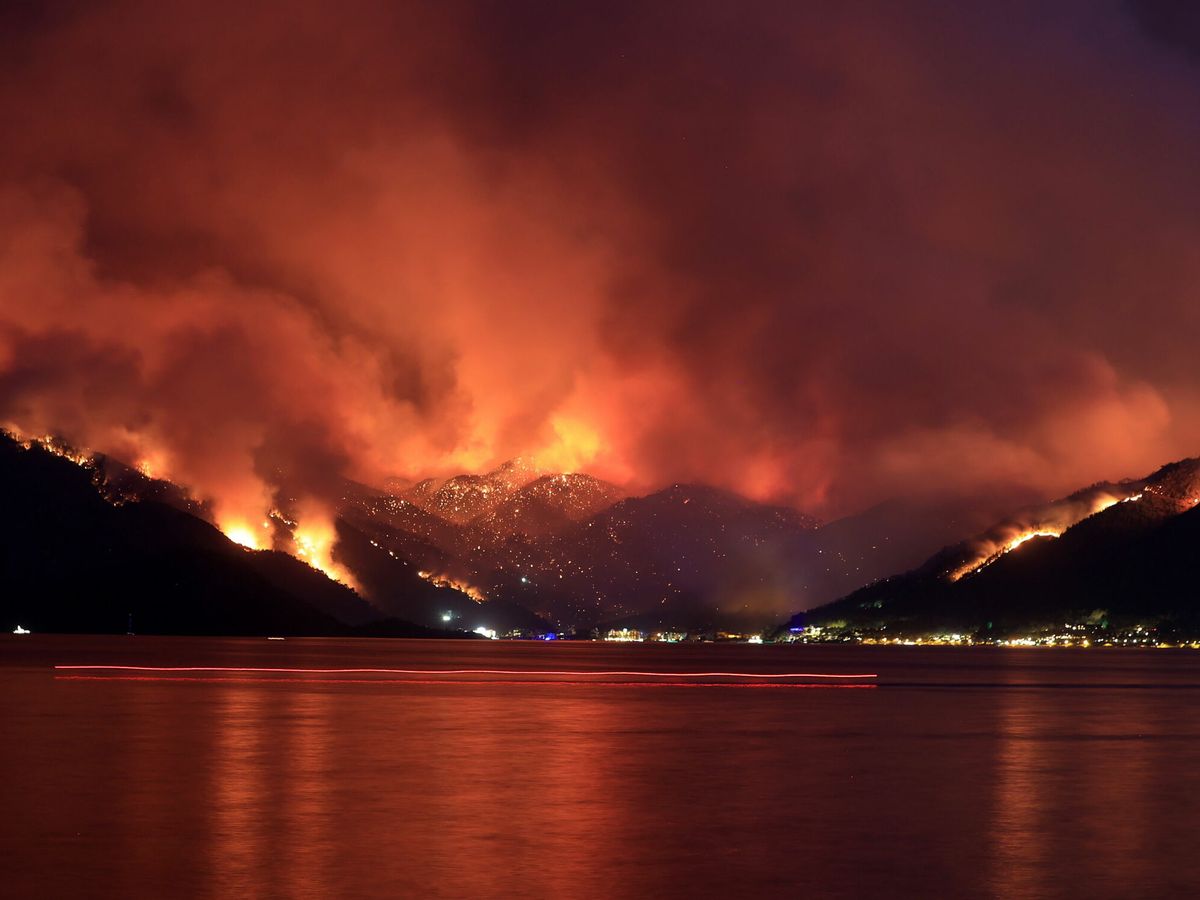 Foto: Los bosques que rodean la zona turística de Marmaris son devorados por las llamas. (EFE)