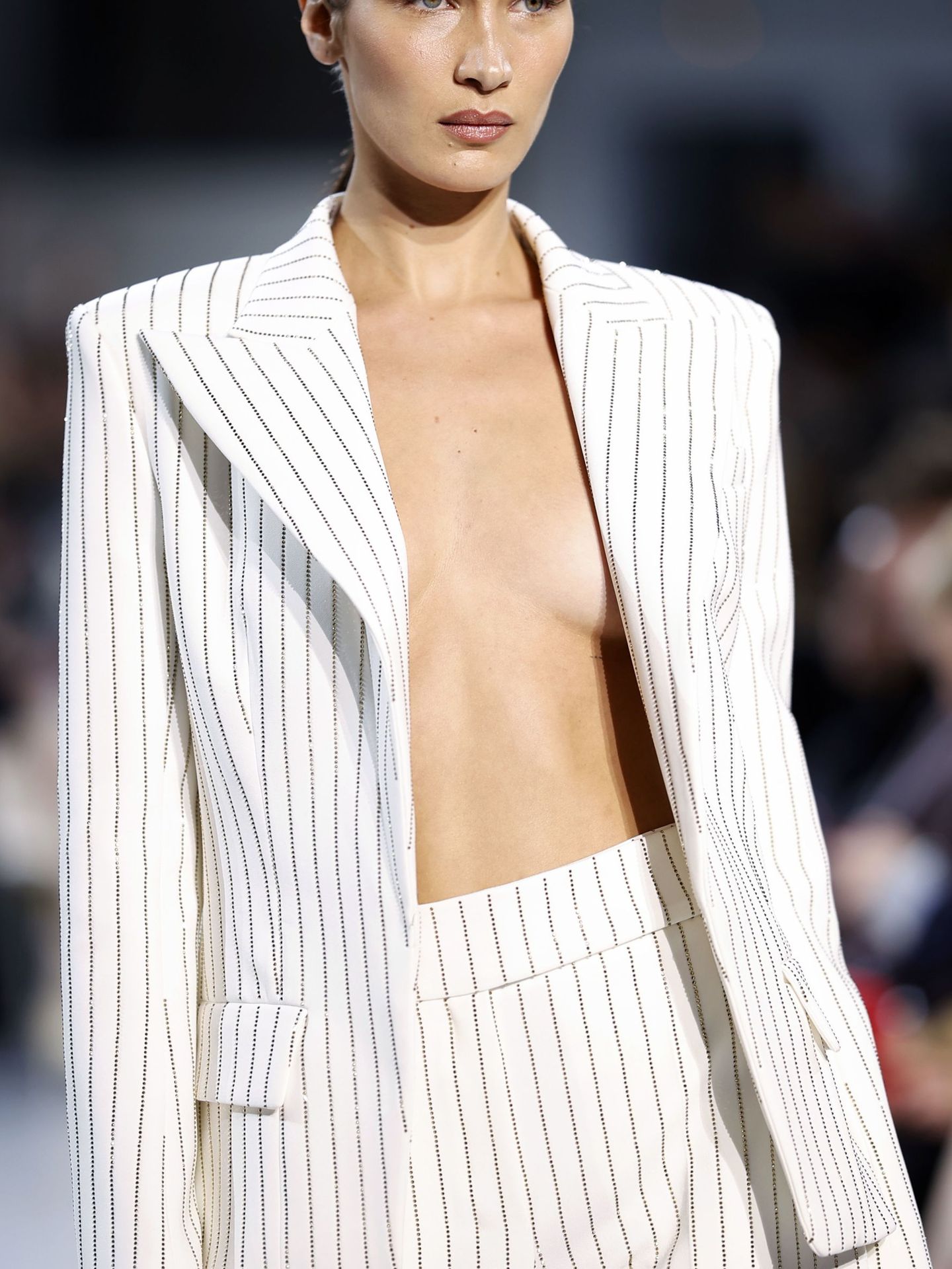 Bella Hadid y sus ojeras bajo control en la Semana de la Moda de París. (EFE)