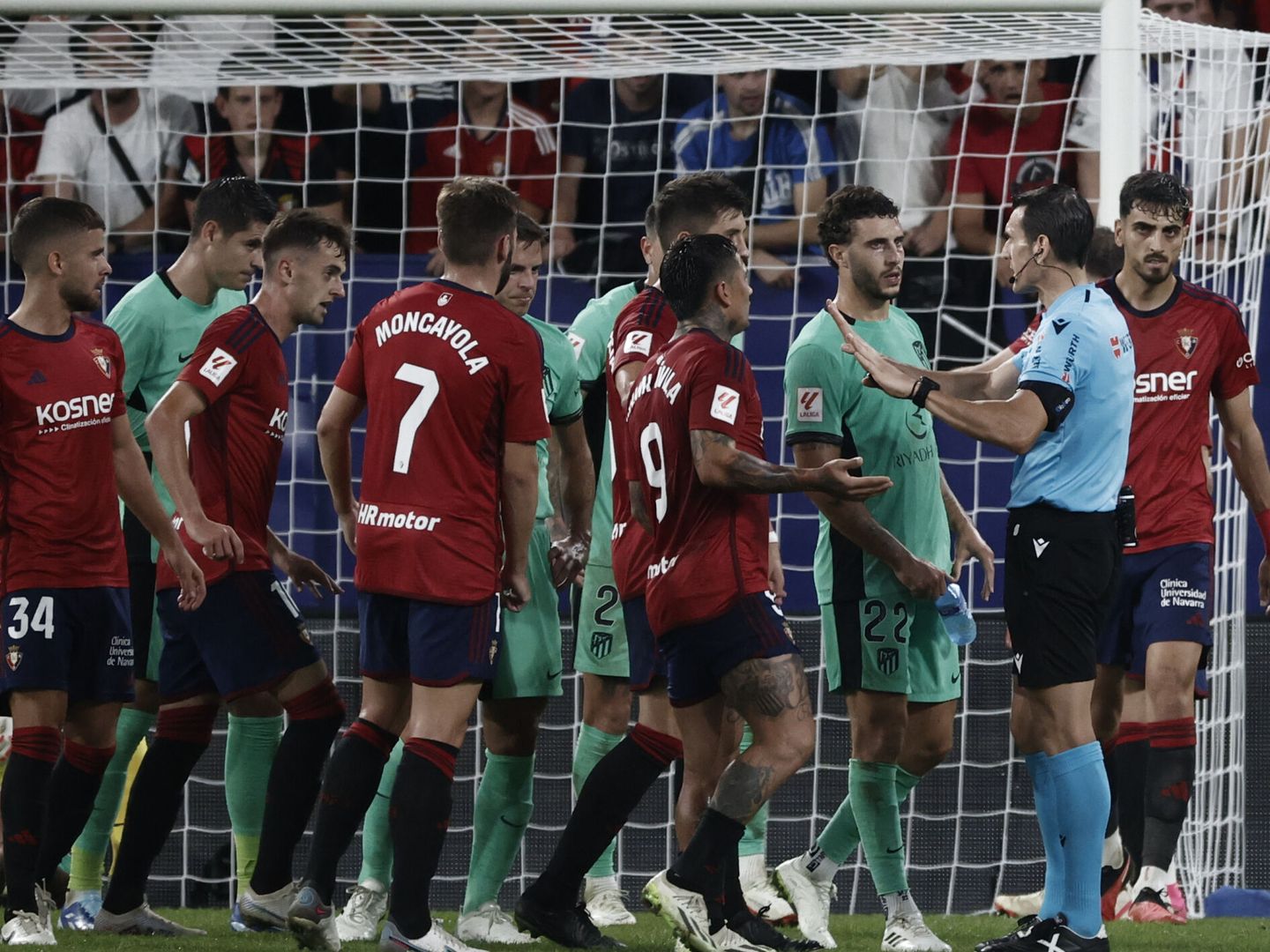 Los jugadores de Osasuna y Atlético protestan por una acción durante el encuentro. 