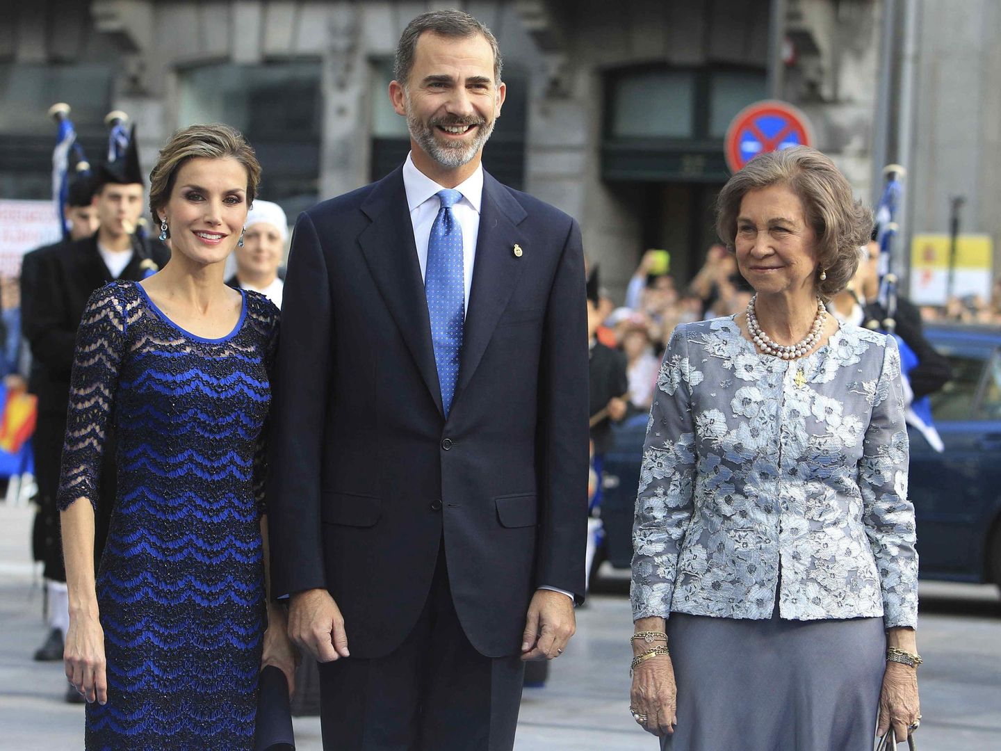 La reina Sofía, junto a los reyes Felipe y Letizia. (EFE)