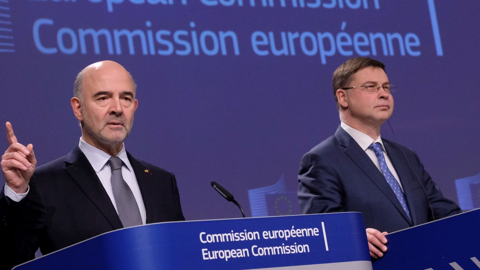 Foto: El comisario europeo de Asuntos Económicos y Financieros, Fiscalidad y Aduanas, Pierre Moscovici (i), y el vicepresidente de la CE para el Euro, Valdis Dombrovskis. (EFE)