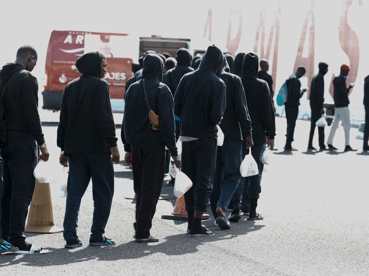 Foto: Decenas de inmigrantes cogen un ferri para ser reubicados. (Europa Press/H. Bilbao)