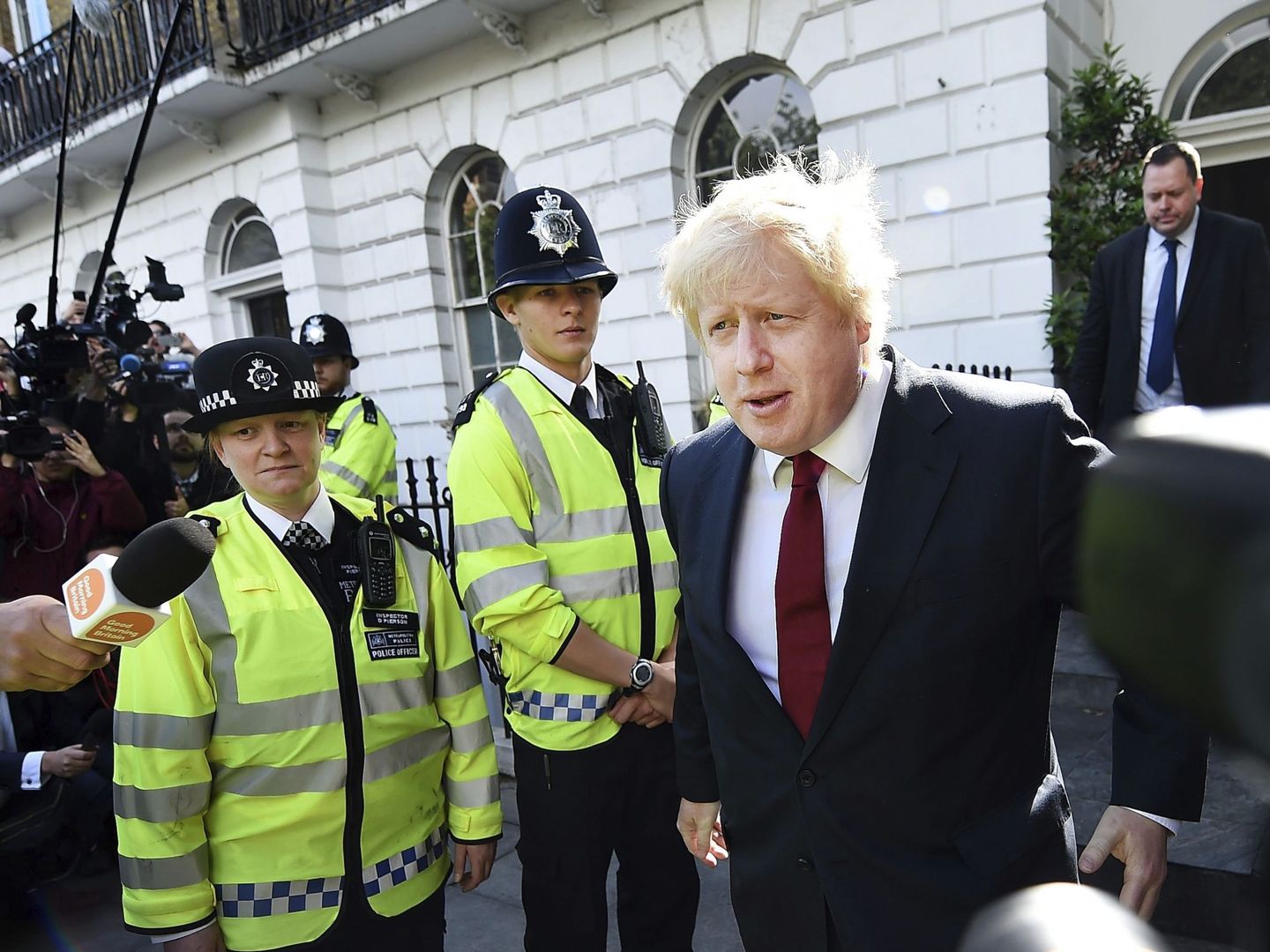 Boris Johnson rodeado por la prensa al salir de su residencia en Londres el día después del referéndum. (EFE)