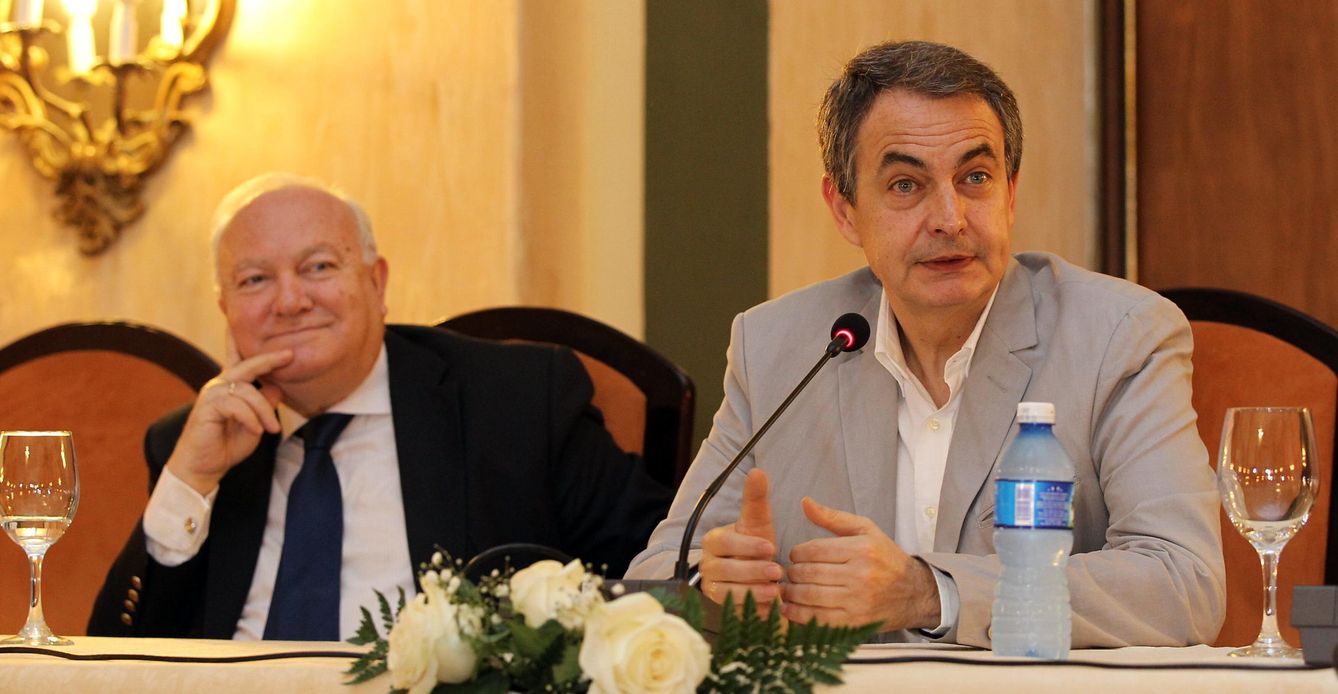 Zapatero (d), habla en una rueda de prensa, acompañado por el exministro Moratinos en La Habana. (EFE)