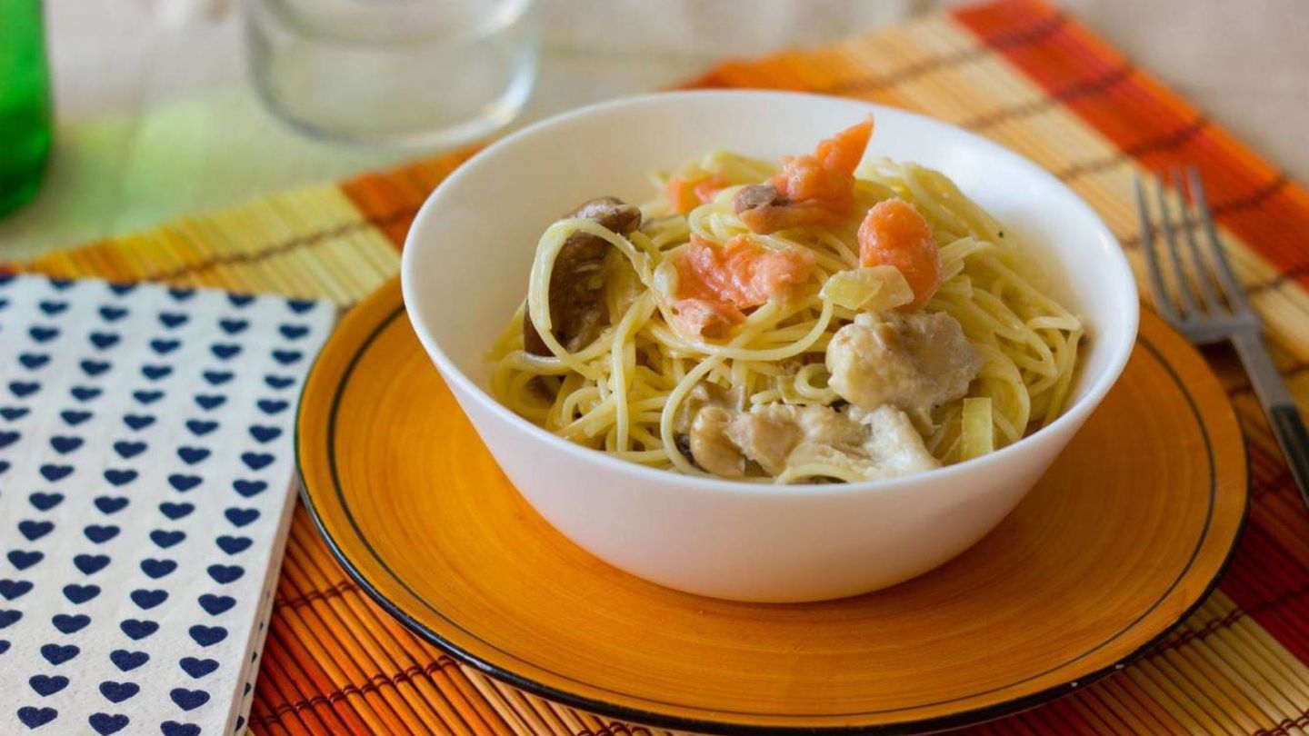 Espaguetis con setas y salmón, una receta de pasta rica, sana y sabrosa