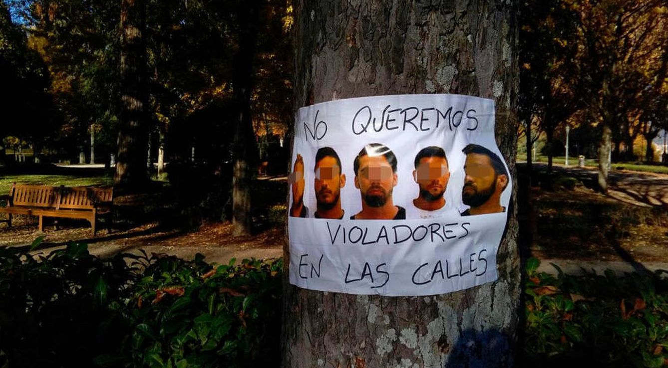 Cartel con los rostros de los cinco de 'La manada' junto al lema 'No queremos violadores en las calles'.