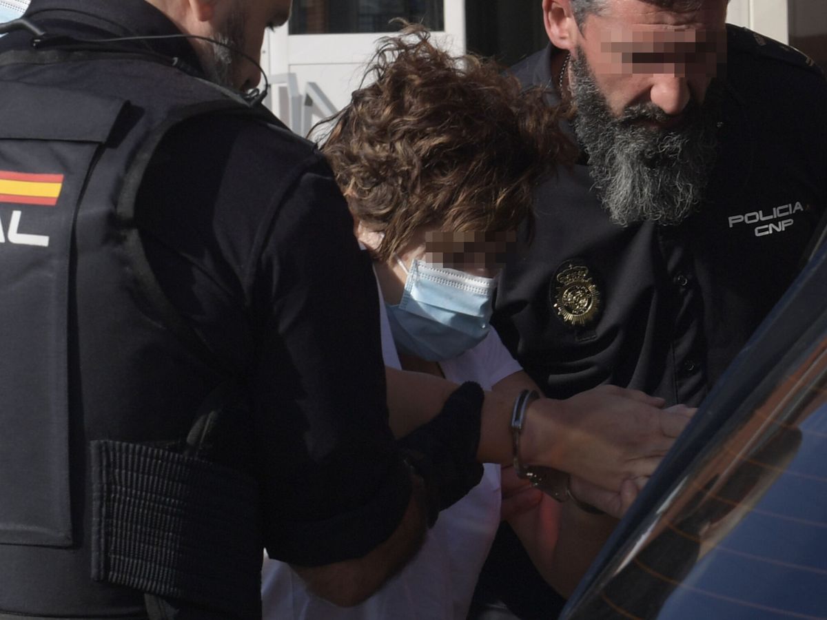 Foto: Agentes de la Policía Nacional trasladan a comisaria a la mujer de 48 años arrestadaen Gijón en relación a la muerte de su hija, de 6 años. (EFE/Eloy Alonso)