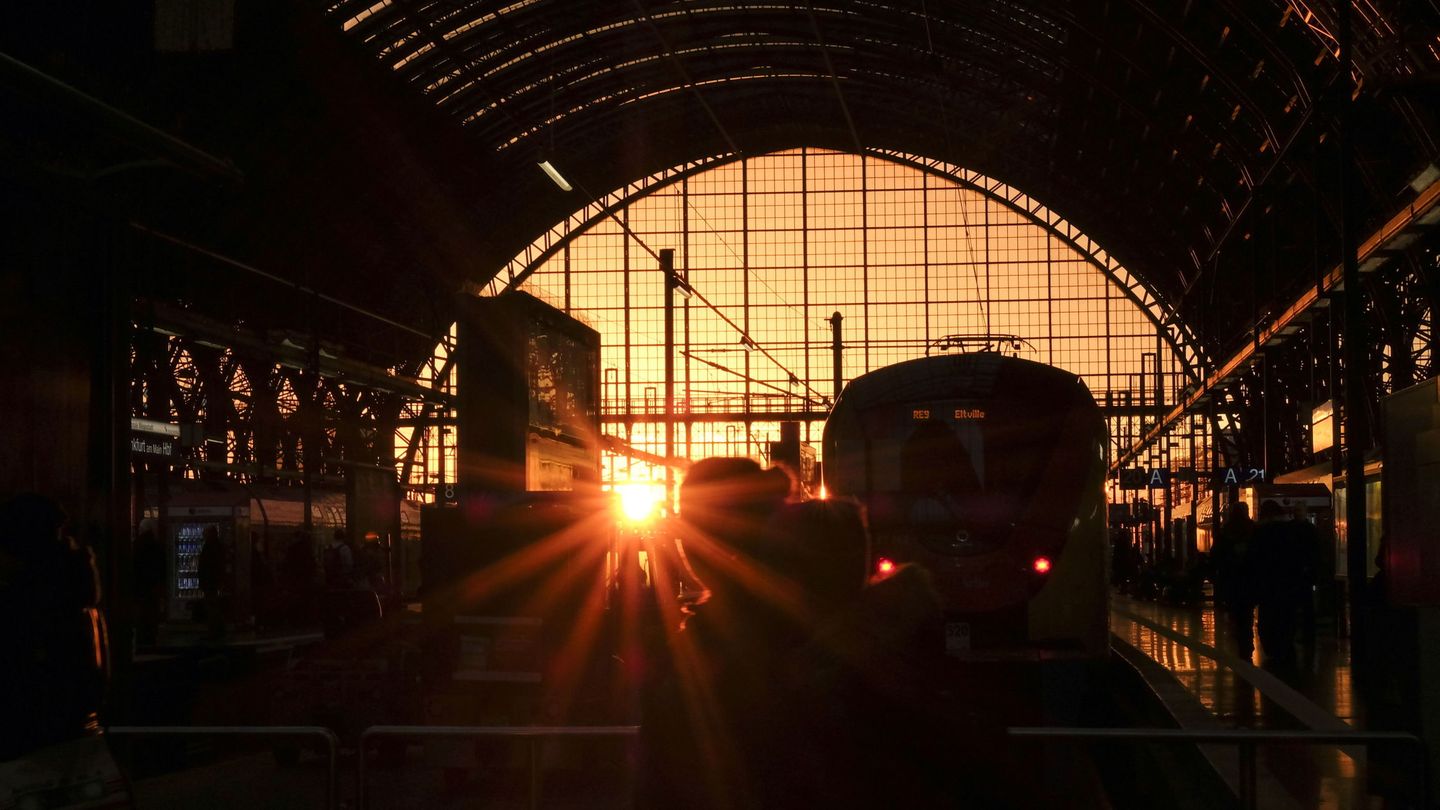 Un tren de DB llega a la estación de Fráncfort. (Reuters)