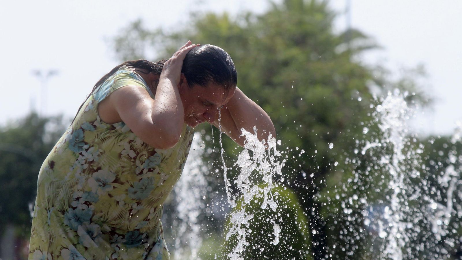 Foto: Una mujer se refresca en una de las fuentes de la ciudad en Córdoba. (EFE)