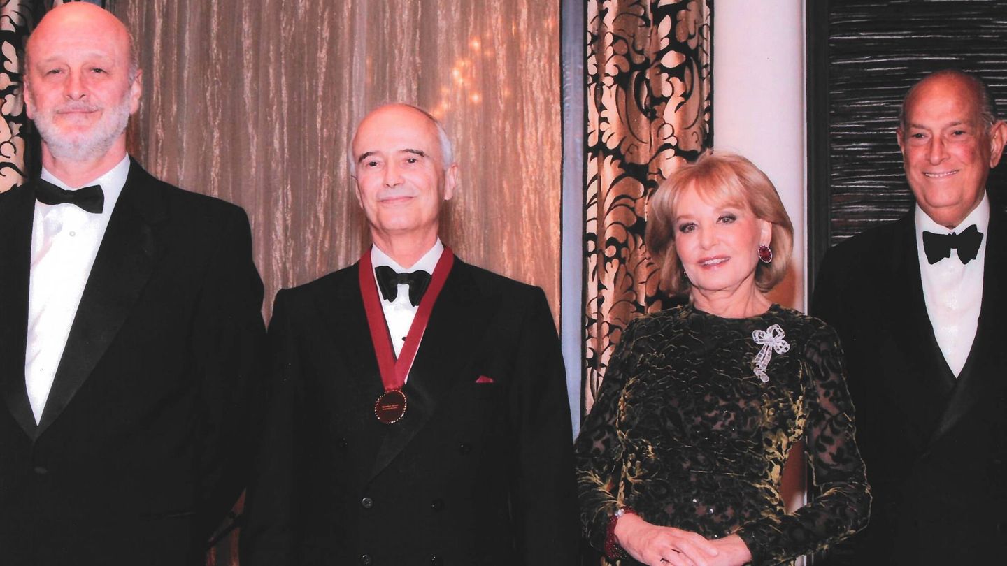 Gonzalo Ulloa, en el centro, al recibir la medalla de oro del Queen Sofía Spanish Institute de Nueva York.