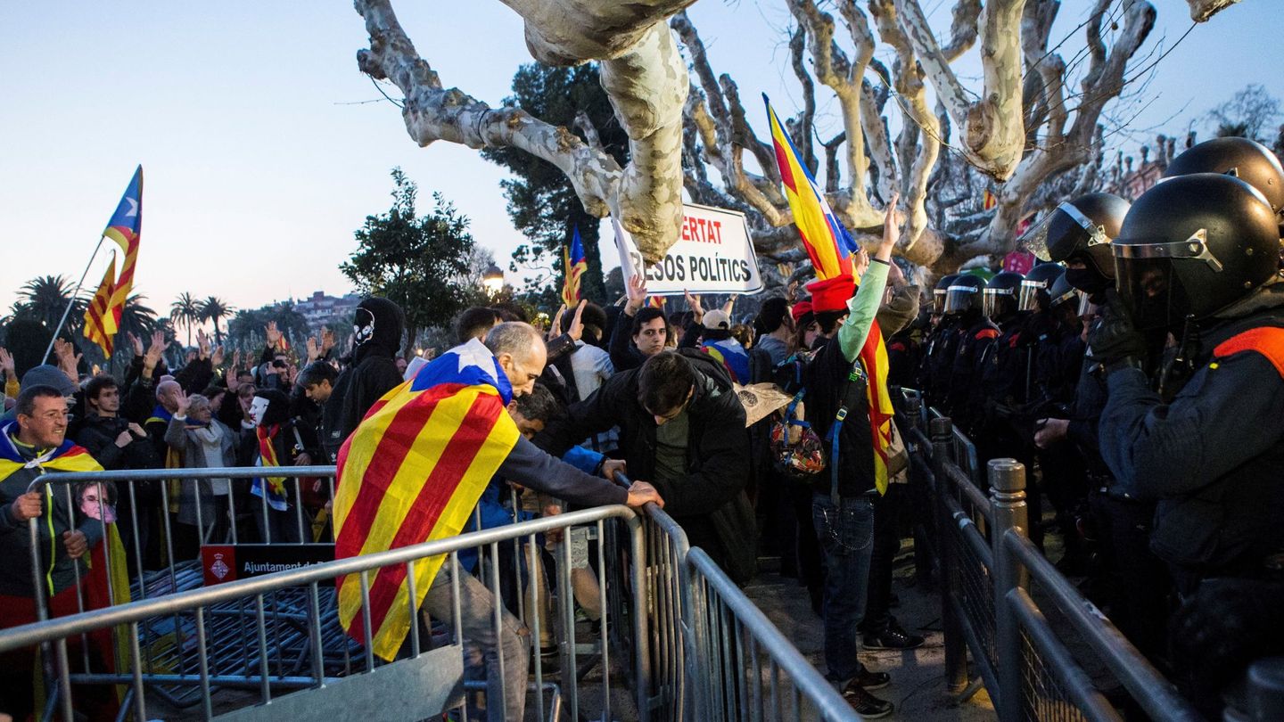 Alrededores del Parlament tras el aplazamiento de la investidura de Puigdemont. (EFE)