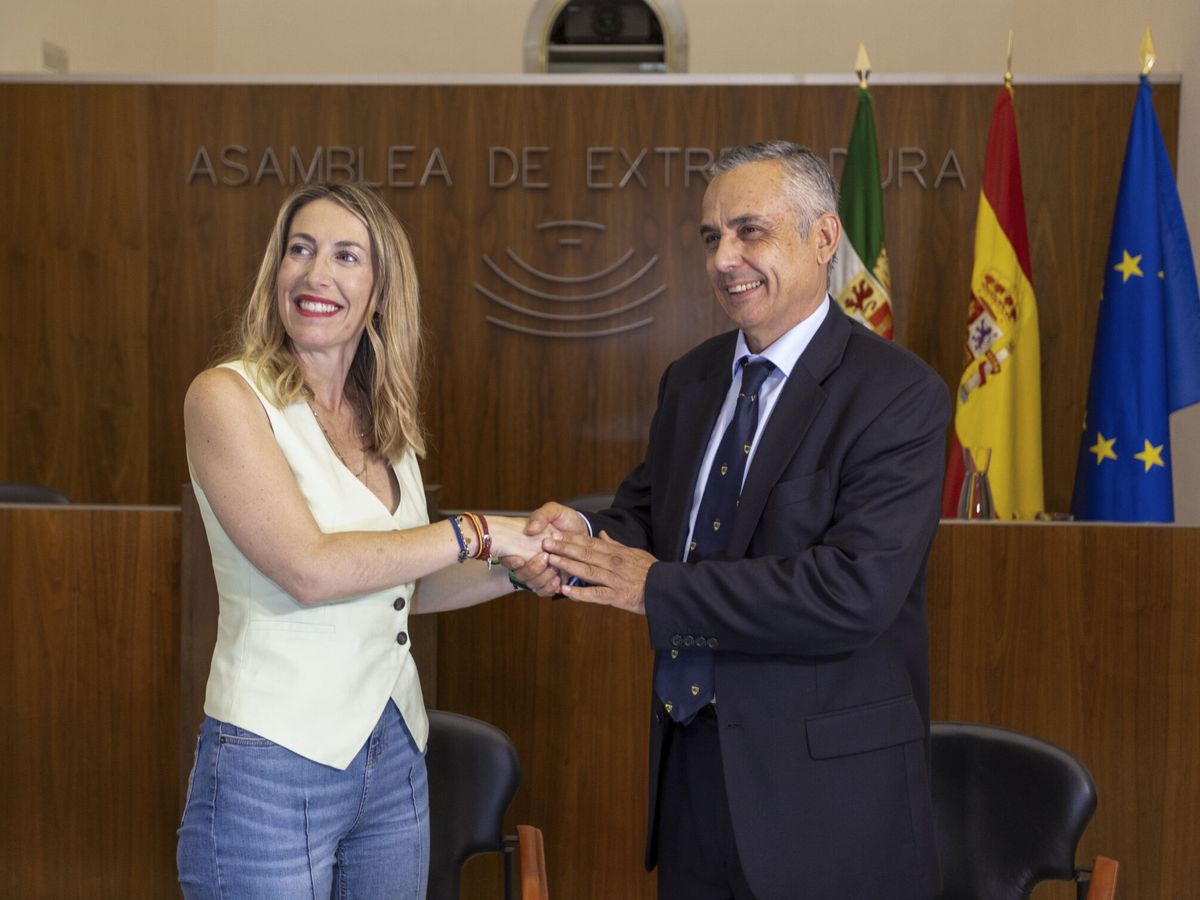 Foto: La presidenta de Extremadura, María Guardiola (i), junto al candidato de Vox en Extremadura, Ángel Pelayo Gordillo. (EFE/Jero Morales)