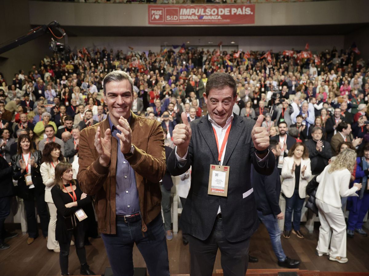 Foto: Sánchez y Besteiro clausuran el fin de semana la convención del PSOE en A Coruña. (EFE/Cabalar)
