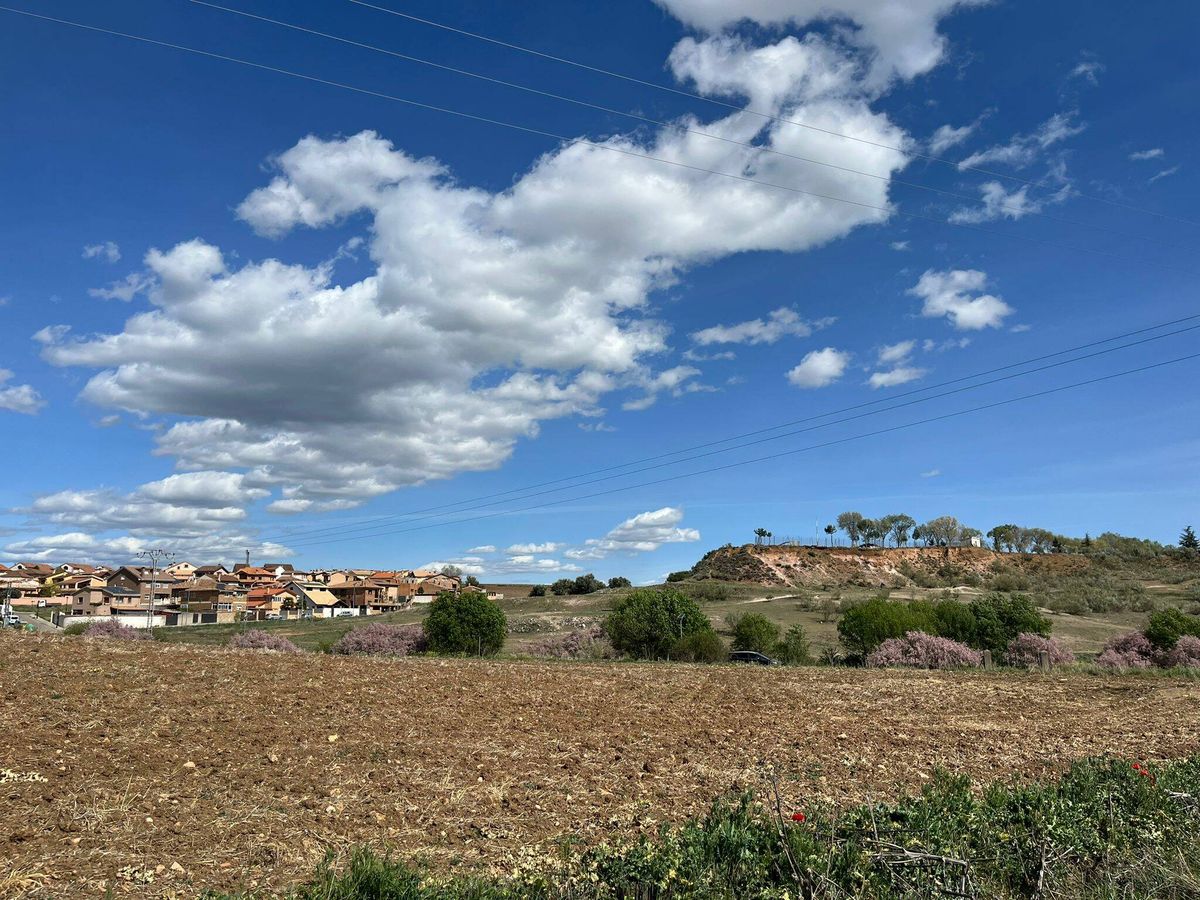 Foto: Torrelaguna, a lo lejos, atravesada por cientos de cables. (A.F.)
