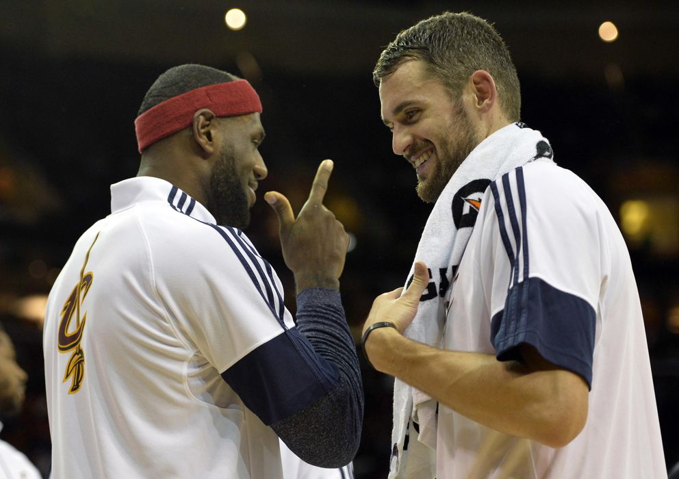 Foto: LeBron James bromea con Kevin Love durante un partido de pretemporada. 