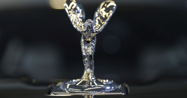 Foto: La figura del 'espíritu del éxtasis, insignia de los coches de Rolls-Royce. (Reuters))
