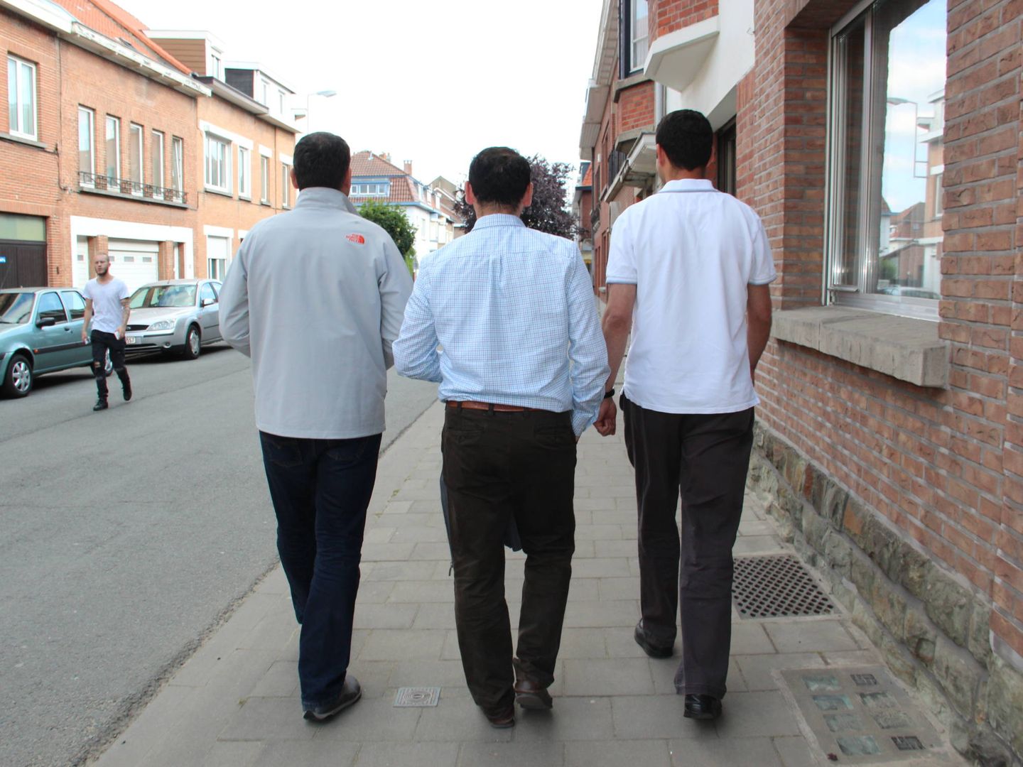 Los tres oficiales purgados caminan por Bruselas. (P. C.)