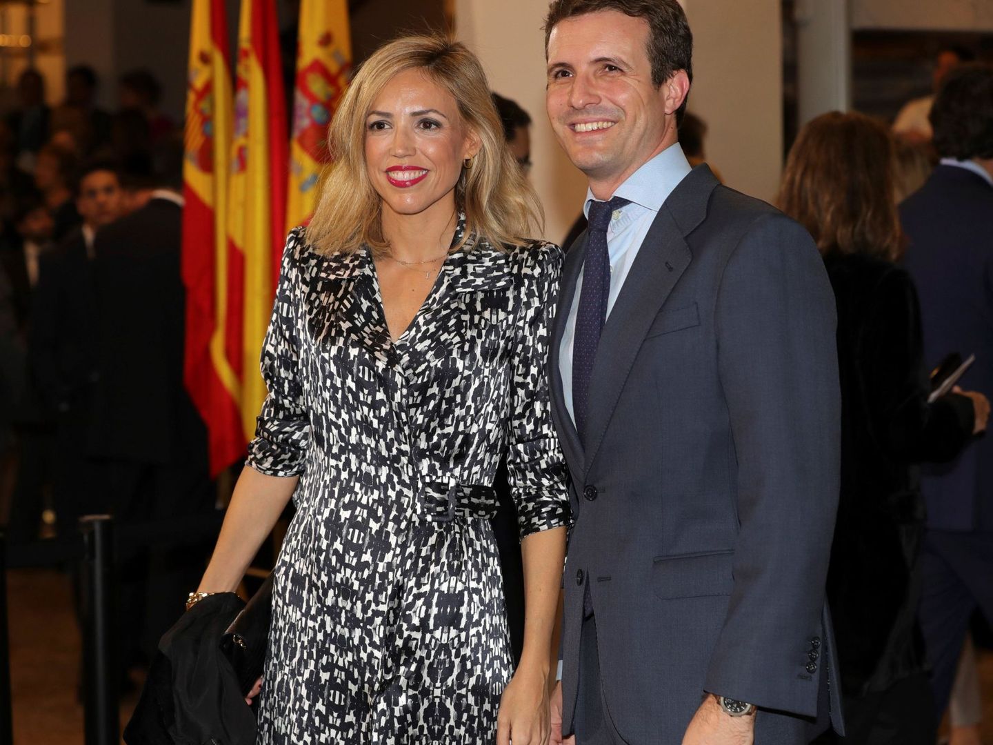 Pablo Casado y su mujer, Isabel Torres, a su llegada al concierto conmemorativo del 40 aniversario de la Constitución. (EFE)
