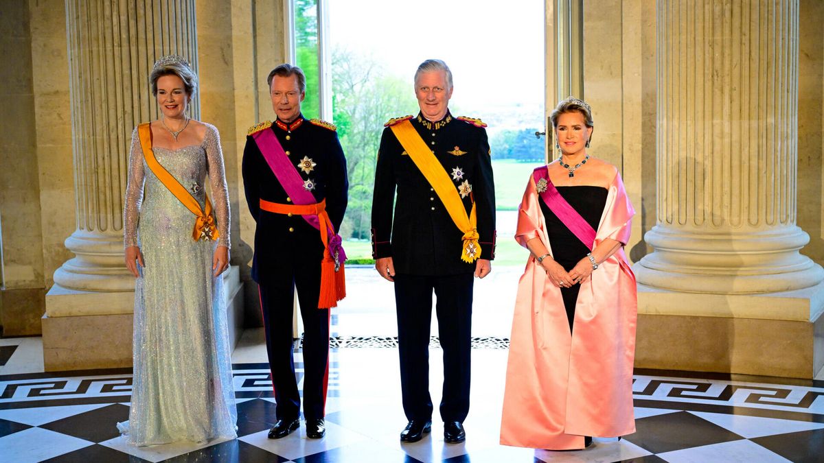 Lentejuelas, una tiara fetiche y un look reciclado: Matilde de Bélgica y María Teresa de Luxemburgo brillan en su cena de gala en Bruselas