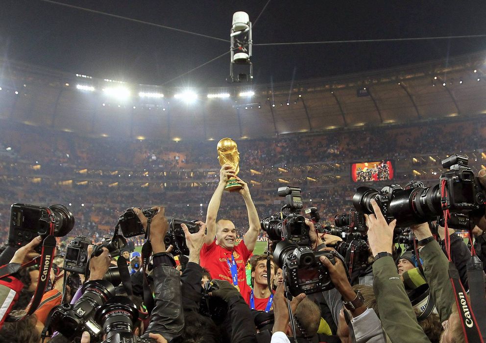 Foto: Andrés Iniesta celebra con la copa en la mano el primer Mundial de la selección española.