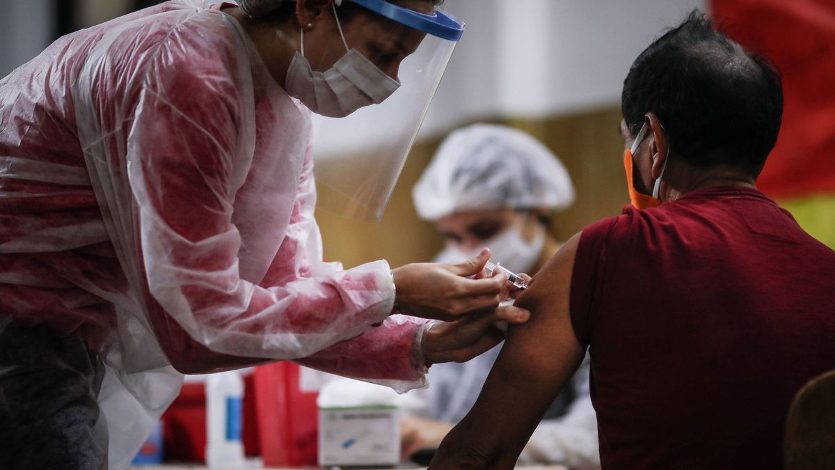 ¿Puede afectar la vacuna de la gripe al covid? El estudio español que usan los antivacunas