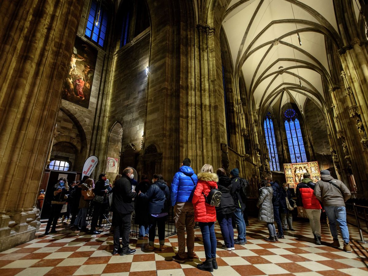 Foto: Colas en la catedral de San Esteban en Viena para vacunarse (EFE/EPA/Bruna)
