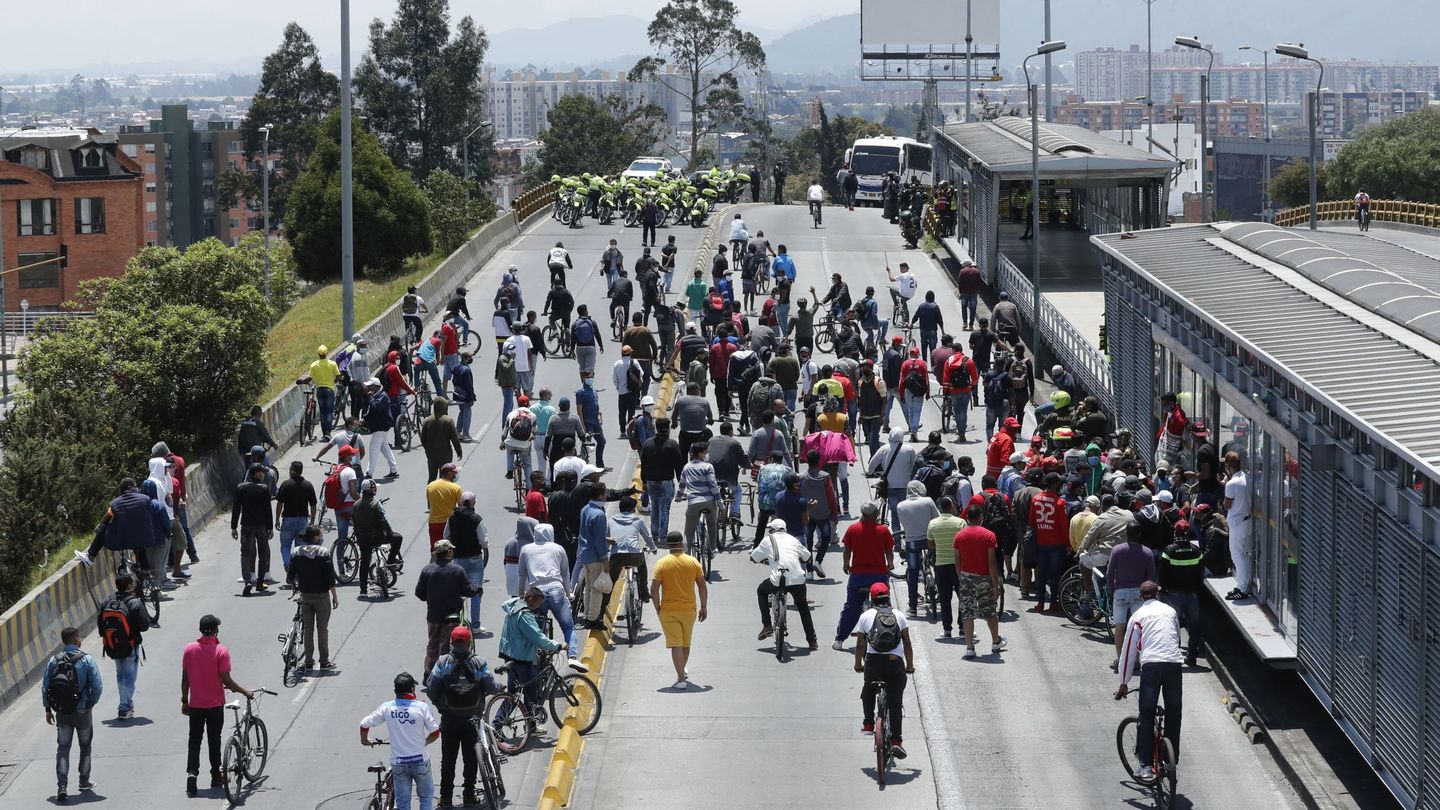Un grupo de ciudadanos rompe la cuarentena y protesta en Bogotá para hacer a las autoridades una petición concreta: que se donen alimentos o les permitan trabajar. (EFE)
